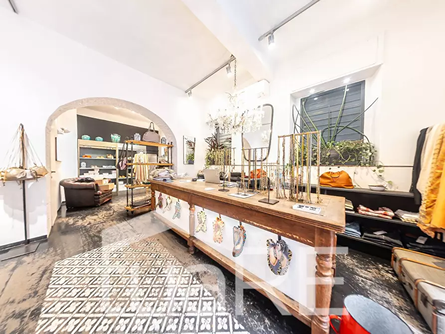 Immagine 3 di Negozio in vendita  in Via Urbana a Roma