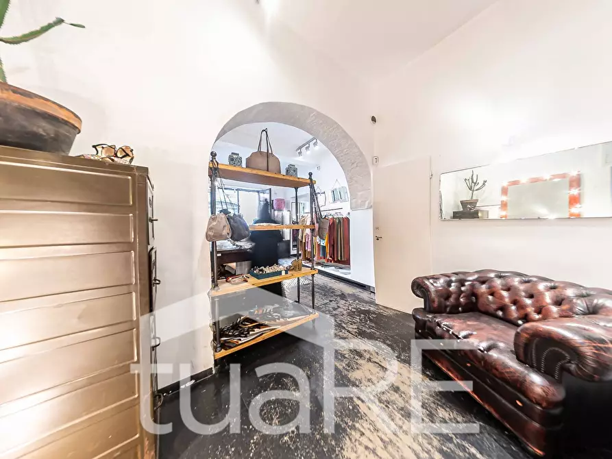 Immagine 4 di Negozio in vendita  in Via Urbana a Roma