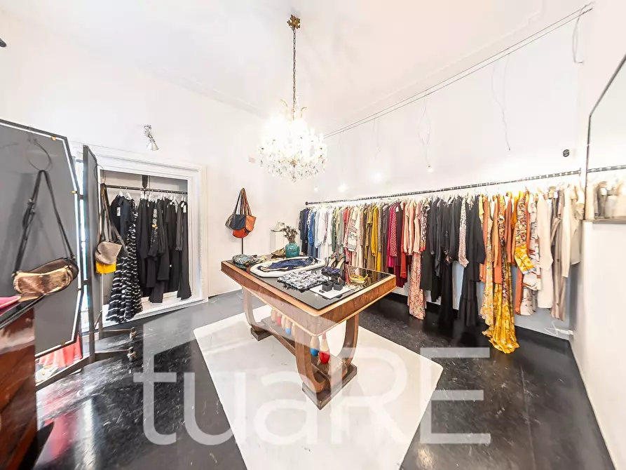 Immagine 7 di Negozio in vendita  in Via Urbana a Roma