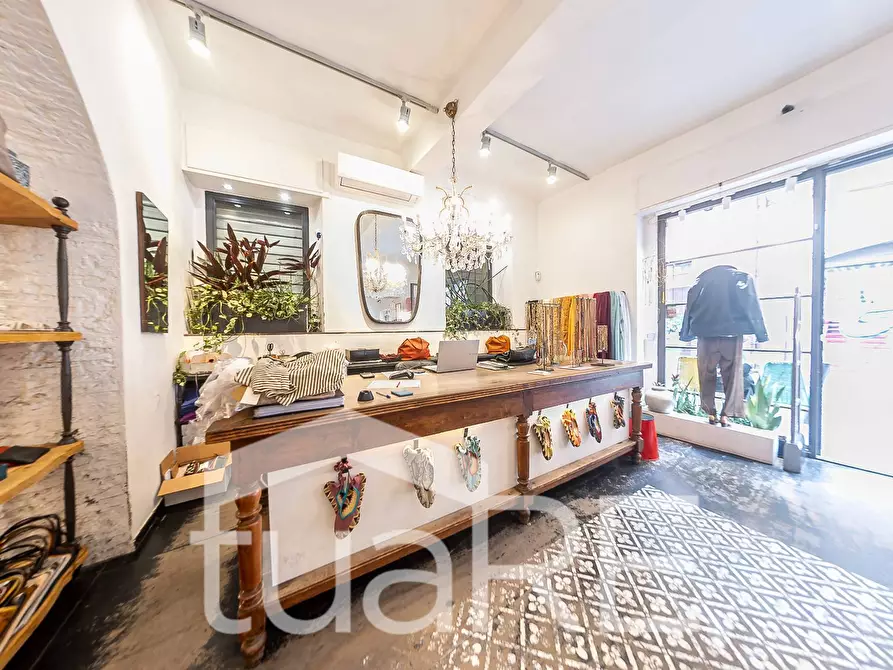 Immagine 9 di Negozio in vendita  in Via Urbana a Roma