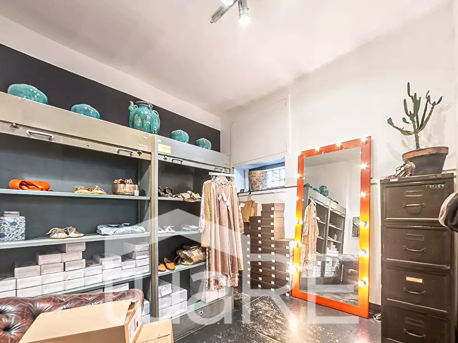 Immagine 12 di Negozio in vendita  in Via Urbana a Roma