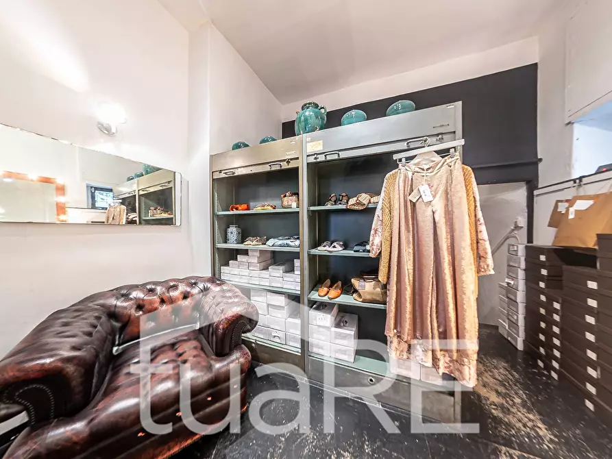 Immagine 13 di Negozio in vendita  in Via Urbana a Roma