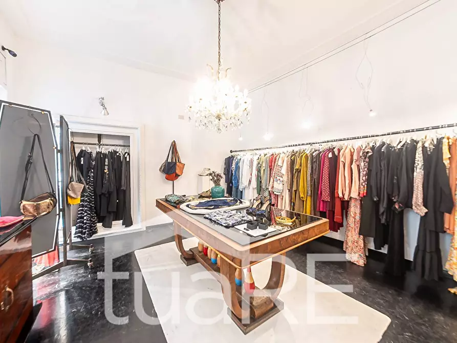 Immagine 14 di Negozio in vendita  in Via Urbana a Roma