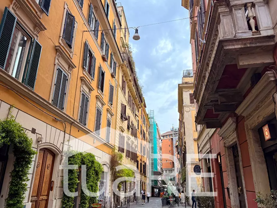 Immagine 21 di Negozio in vendita  in Via Urbana a Roma