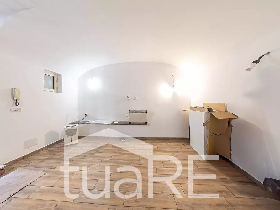 Immagine 4 di Negozio in vendita  in Via Claterna a Roma