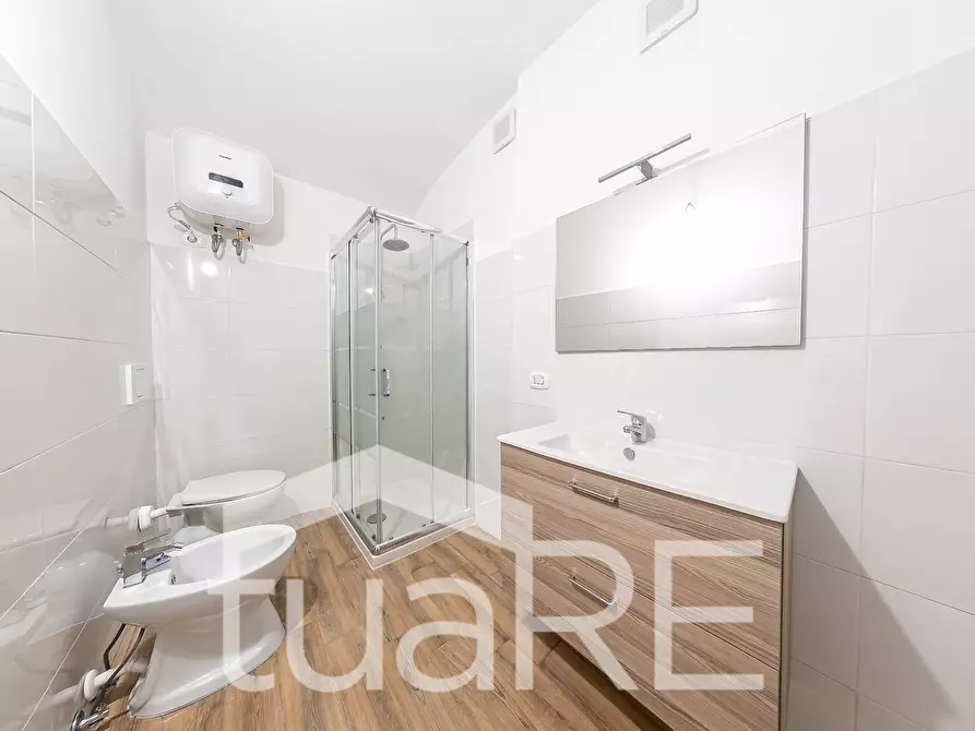 Immagine 7 di Negozio in vendita  in Via Claterna a Roma