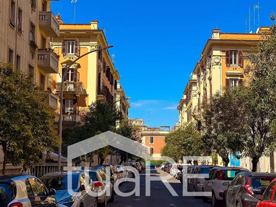 Immagine 10 di Negozio in vendita  in Via Claterna a Roma