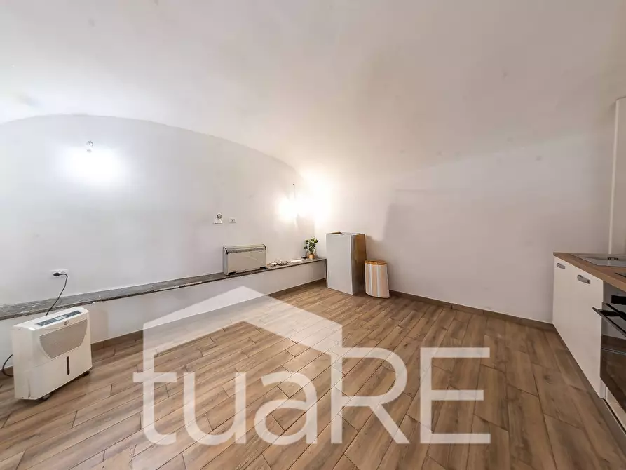 Immagine 11 di Negozio in vendita  in Via Claterna a Roma