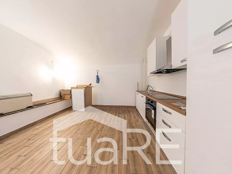 Immagine 13 di Negozio in vendita  in Via Claterna a Roma