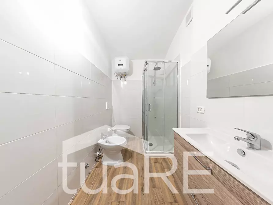 Immagine 15 di Negozio in vendita  in Via Claterna a Roma