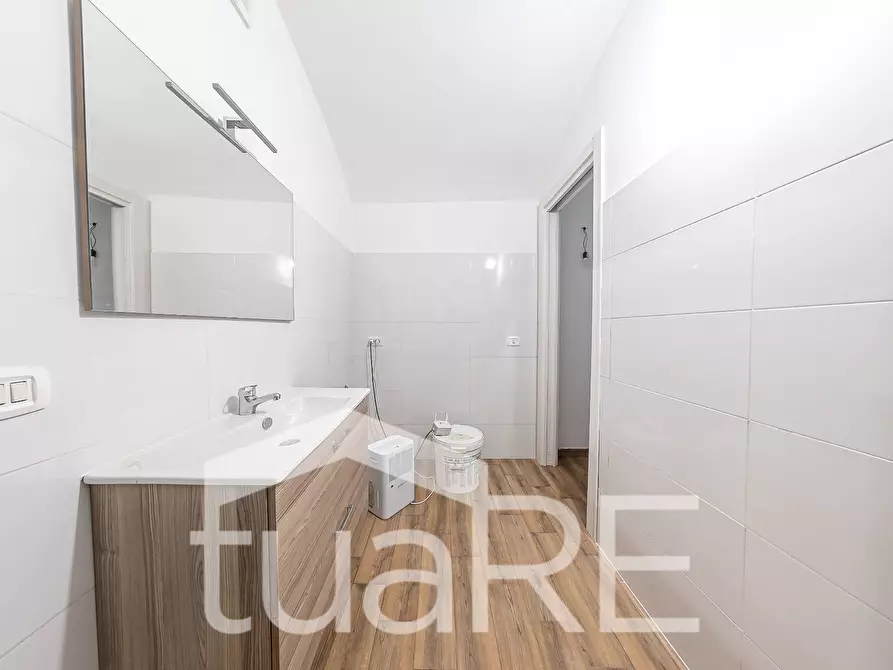 Immagine 16 di Negozio in vendita  in Via Claterna a Roma