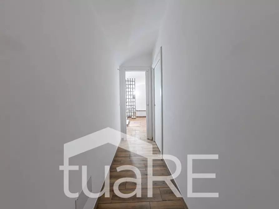 Immagine 17 di Negozio in vendita  in Via Claterna a Roma