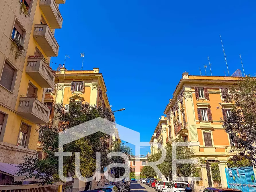 Immagine 18 di Negozio in vendita  in Via Claterna a Roma