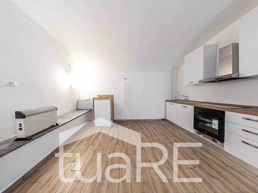 Immagine 19 di Negozio in vendita  in Via Claterna a Roma