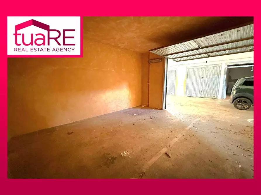 Immagine 1 di Box auto in vendita  in Via Ezio Sciamanna a Roma