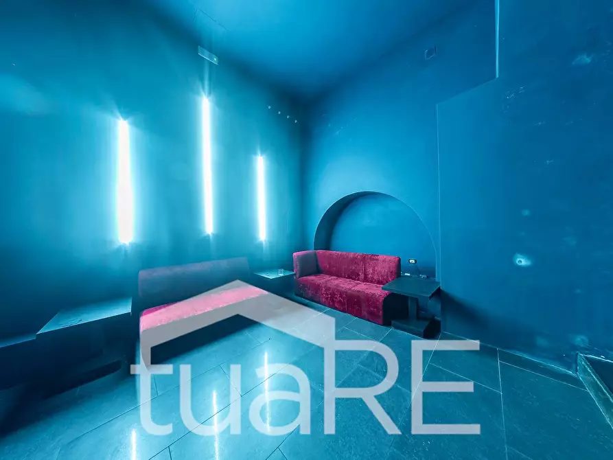 Immagine 14 di Negozio in vendita  in Via Marche a Roma