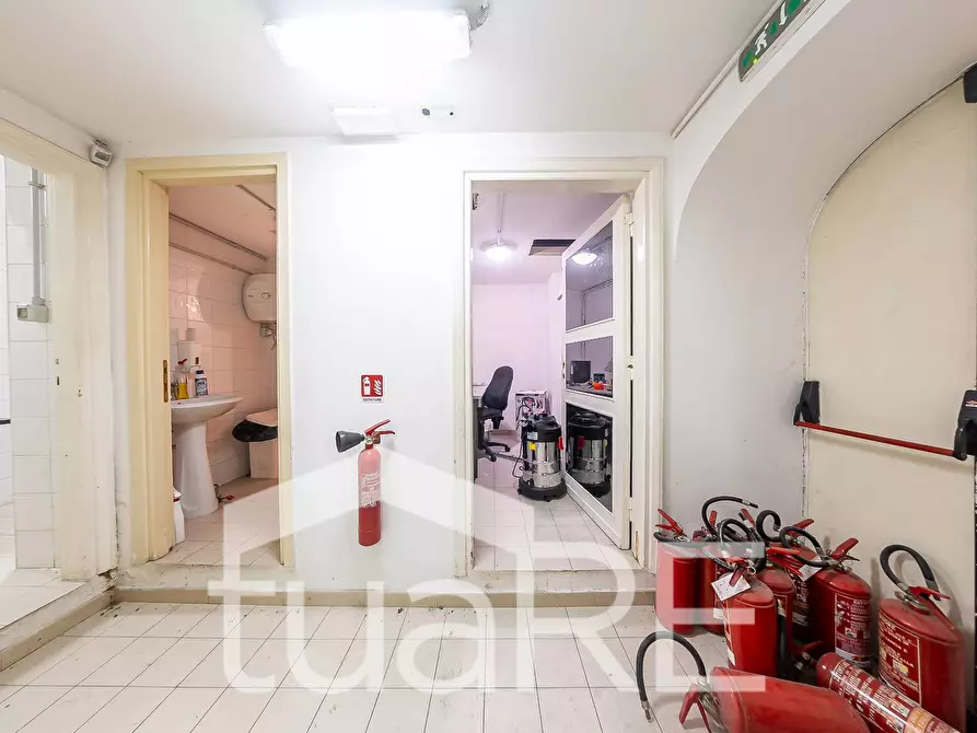 Immagine 21 di Negozio in vendita  in Via Marche a Roma