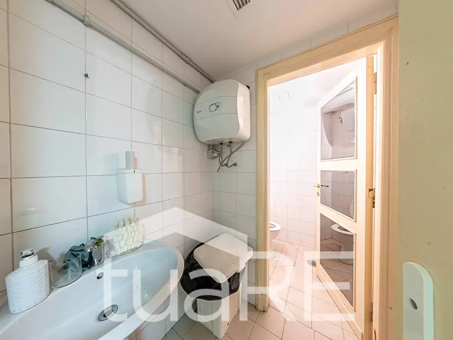 Immagine 23 di Negozio in vendita  in Via Marche a Roma