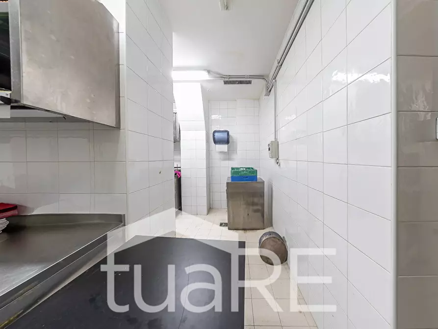 Immagine 25 di Negozio in vendita  in Via Marche a Roma