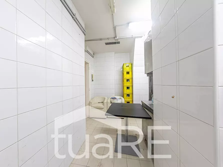 Immagine 26 di Negozio in vendita  in Via Marche a Roma