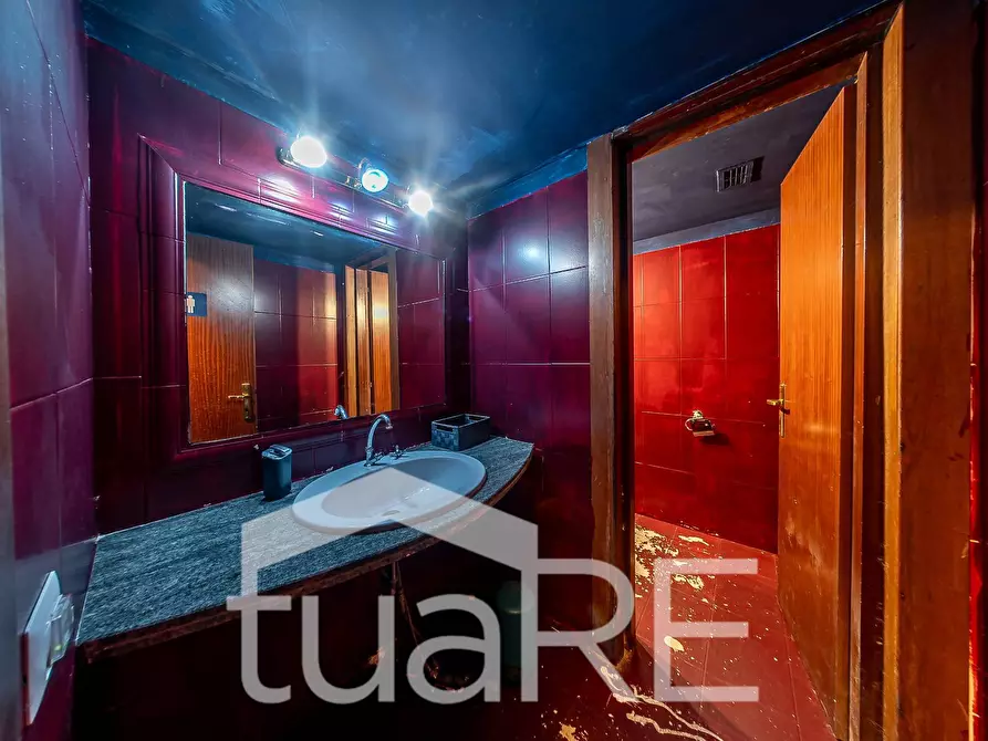 Immagine 29 di Negozio in vendita  in Via Marche a Roma