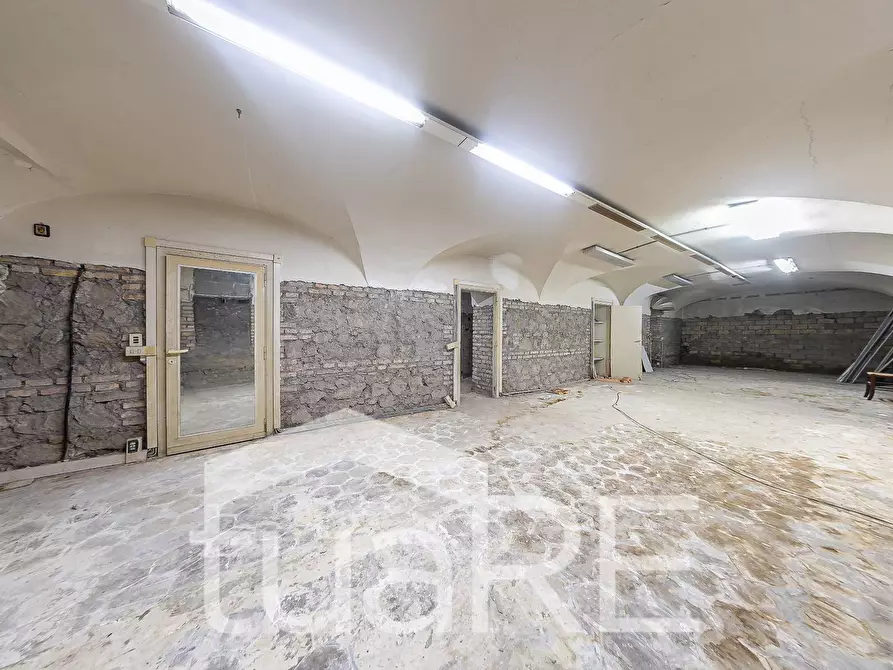 Immagine 3 di Negozio in vendita  in Via Germanico a Roma