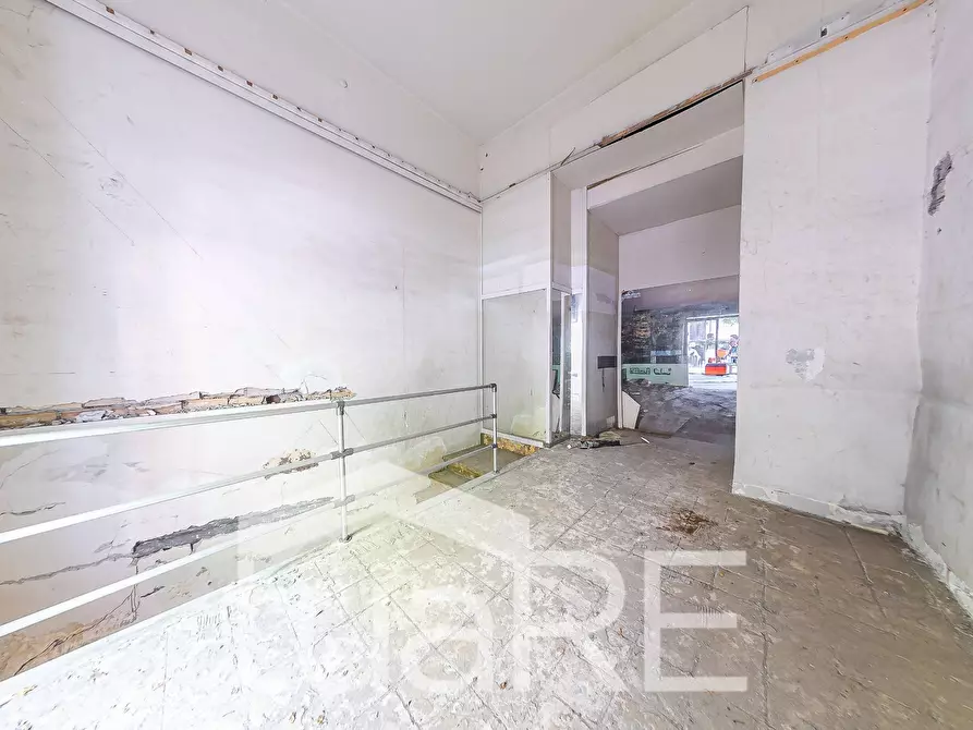 Immagine 6 di Negozio in vendita  in Via Germanico a Roma