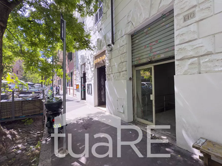 Immagine 7 di Negozio in vendita  in Via Germanico a Roma