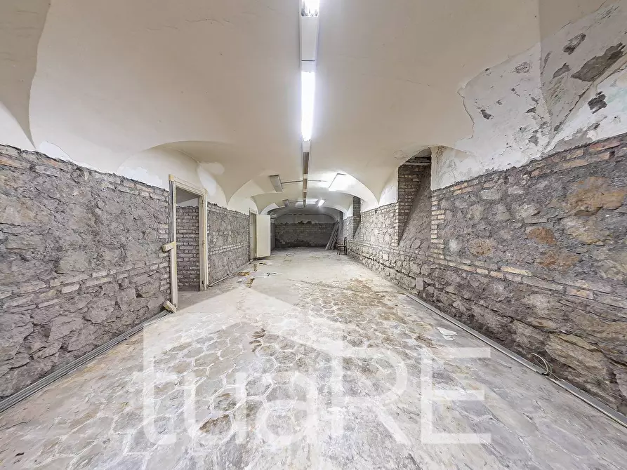 Immagine 10 di Negozio in vendita  in Via Germanico a Roma