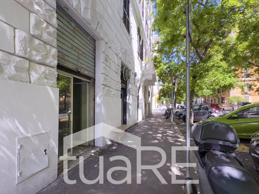 Immagine 11 di Negozio in vendita  in Via Germanico a Roma