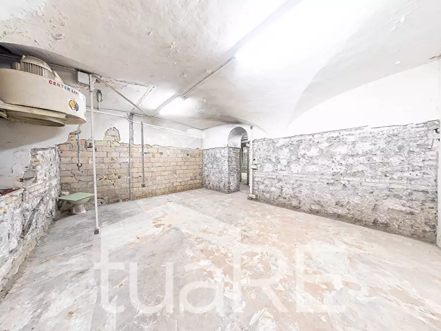 Immagine 14 di Negozio in vendita  in Via Germanico a Roma