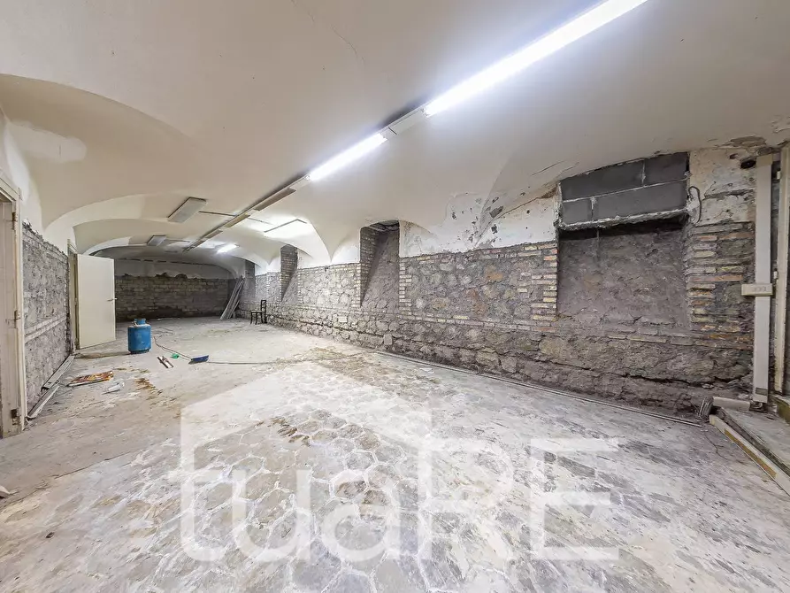 Immagine 18 di Negozio in vendita  in Via Germanico a Roma