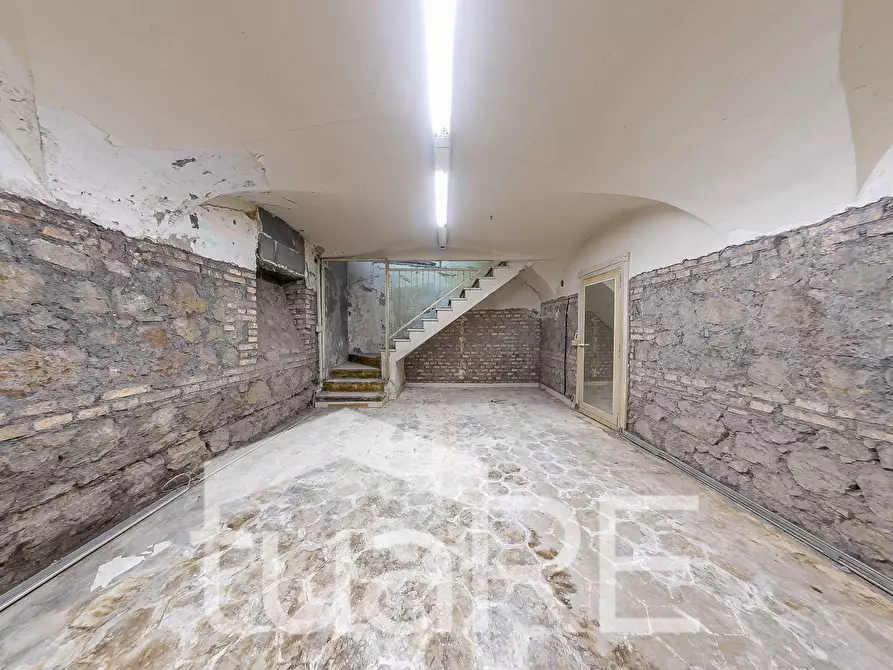 Immagine 19 di Negozio in vendita  in Via Germanico a Roma