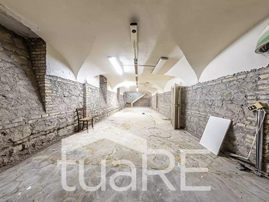 Immagine 21 di Negozio in vendita  in Via Germanico a Roma