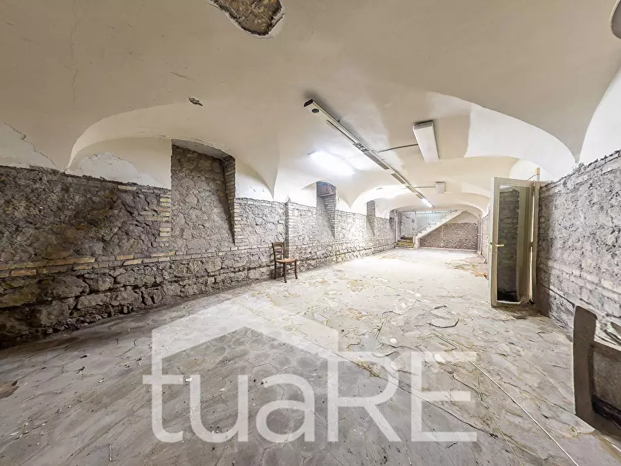 Immagine 22 di Negozio in vendita  in Via Germanico a Roma