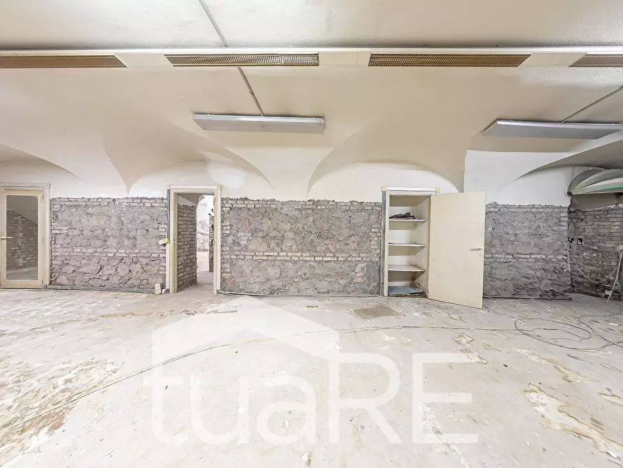 Immagine 24 di Negozio in vendita  in Via Germanico a Roma