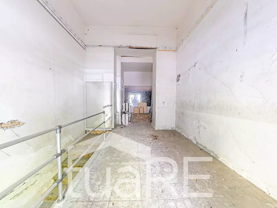 Immagine 25 di Negozio in vendita  in Via Germanico a Roma
