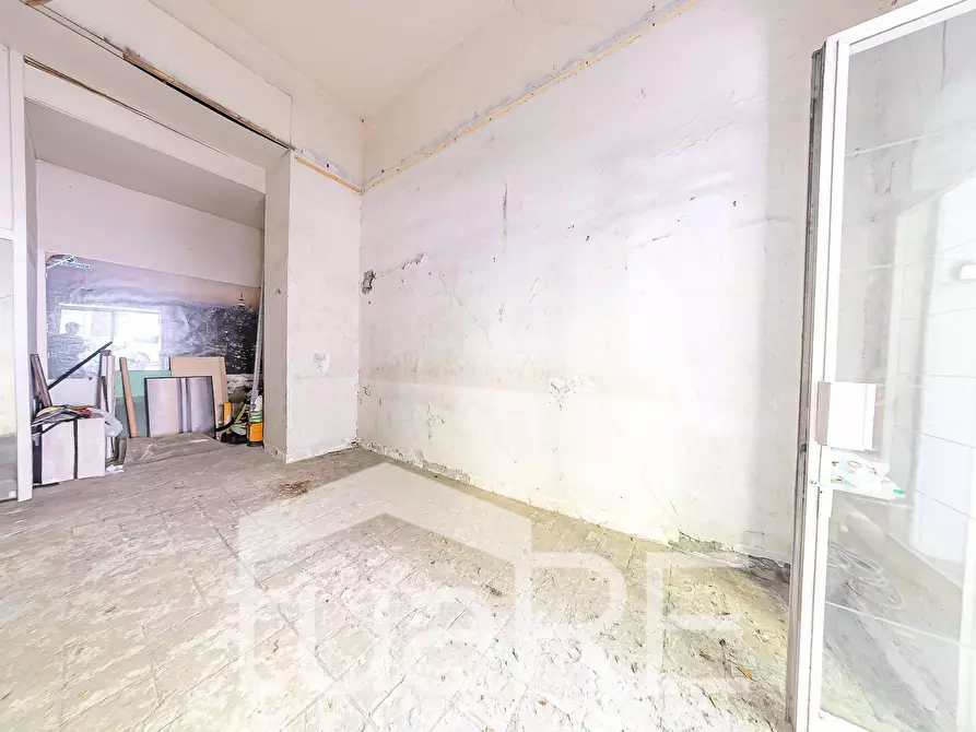 Immagine 27 di Negozio in vendita  in Via Germanico a Roma