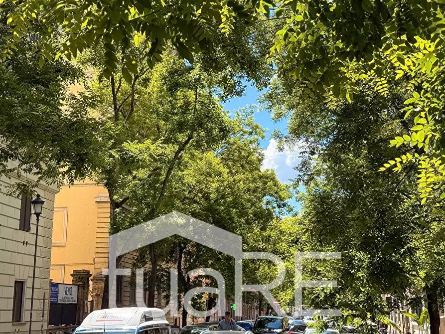 Immagine 28 di Negozio in vendita  in Via Germanico a Roma