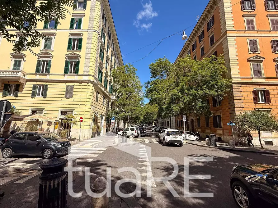 Immagine 30 di Negozio in vendita  in Via Germanico a Roma