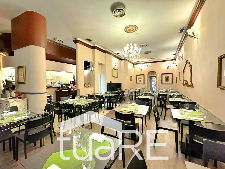 Immagine 12 di Negozio in vendita  in Via Di Ripetta a Roma