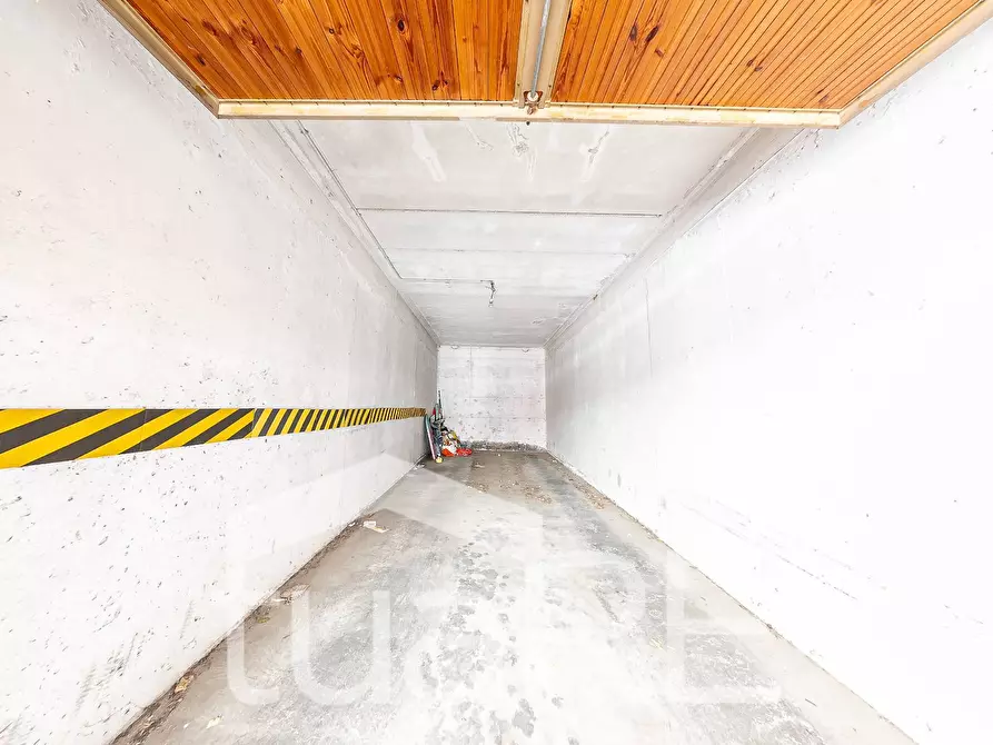 Immagine 2 di Box auto in vendita  in Via Saint Vincent a Roma