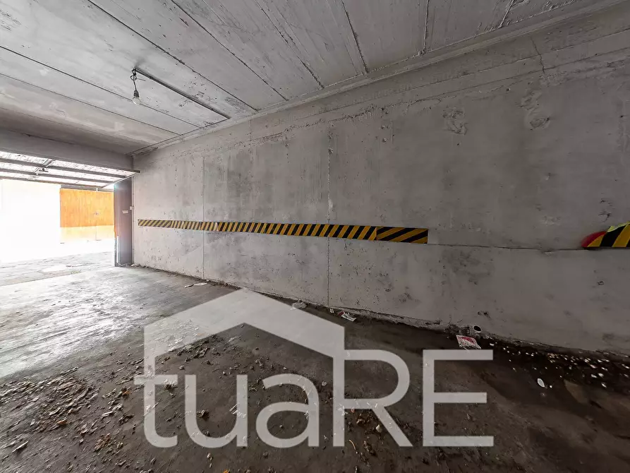 Immagine 3 di Box auto in vendita  in Via Saint Vincent a Roma