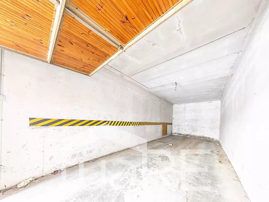 Immagine 5 di Box auto in vendita  in Via Saint Vincent a Roma