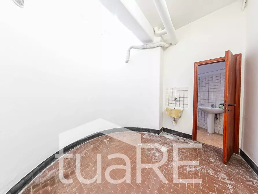 Immagine 19 di Negozio in vendita  in Via San Silverio a Roma