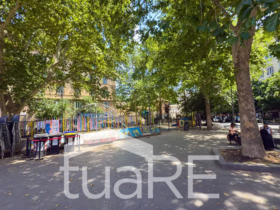 Immagine 2 di Negozio in vendita  in Piazza Di San Cosimato a Roma