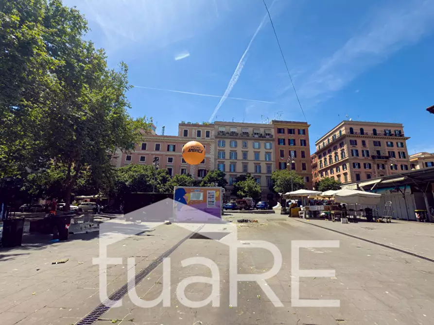 Immagine 3 di Negozio in vendita  in Piazza Di San Cosimato a Roma