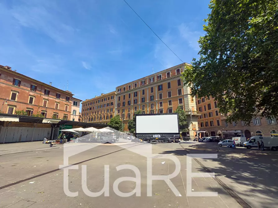 Immagine 4 di Negozio in vendita  in Piazza Di San Cosimato a Roma