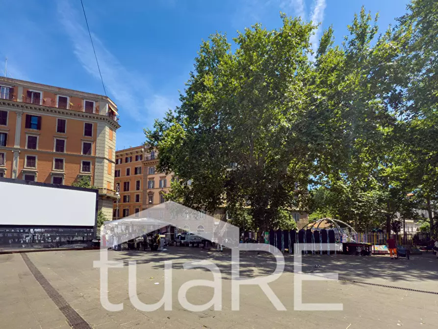 Immagine 5 di Negozio in vendita  in Piazza Di San Cosimato a Roma