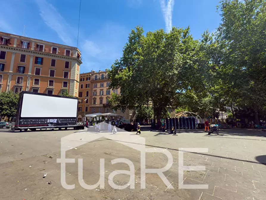 Immagine 6 di Negozio in vendita  in Piazza Di San Cosimato a Roma